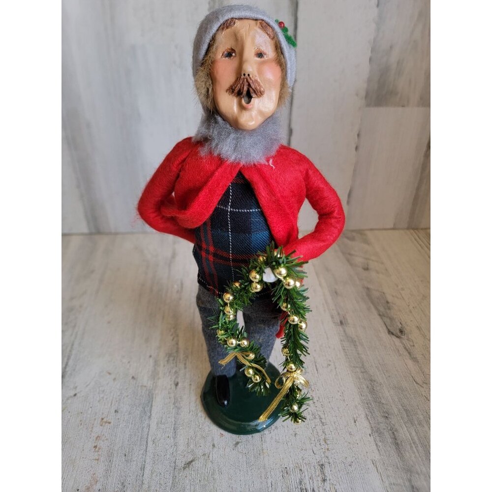 Byers Choice caroler man wreath Garland vintage Xmas figure decor